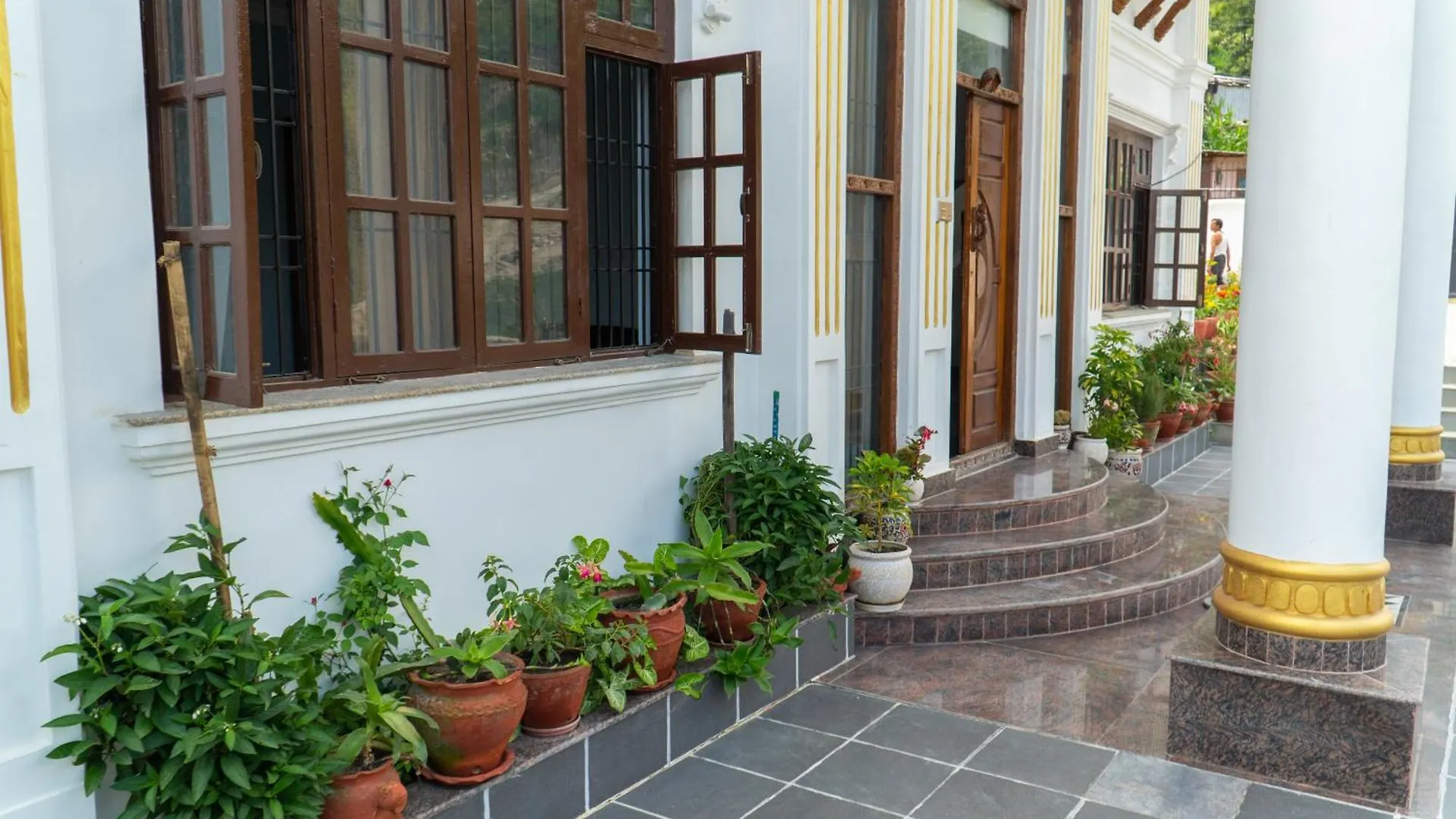 The White House Villa 8 Bedroom With Swimming Pool Catmandu