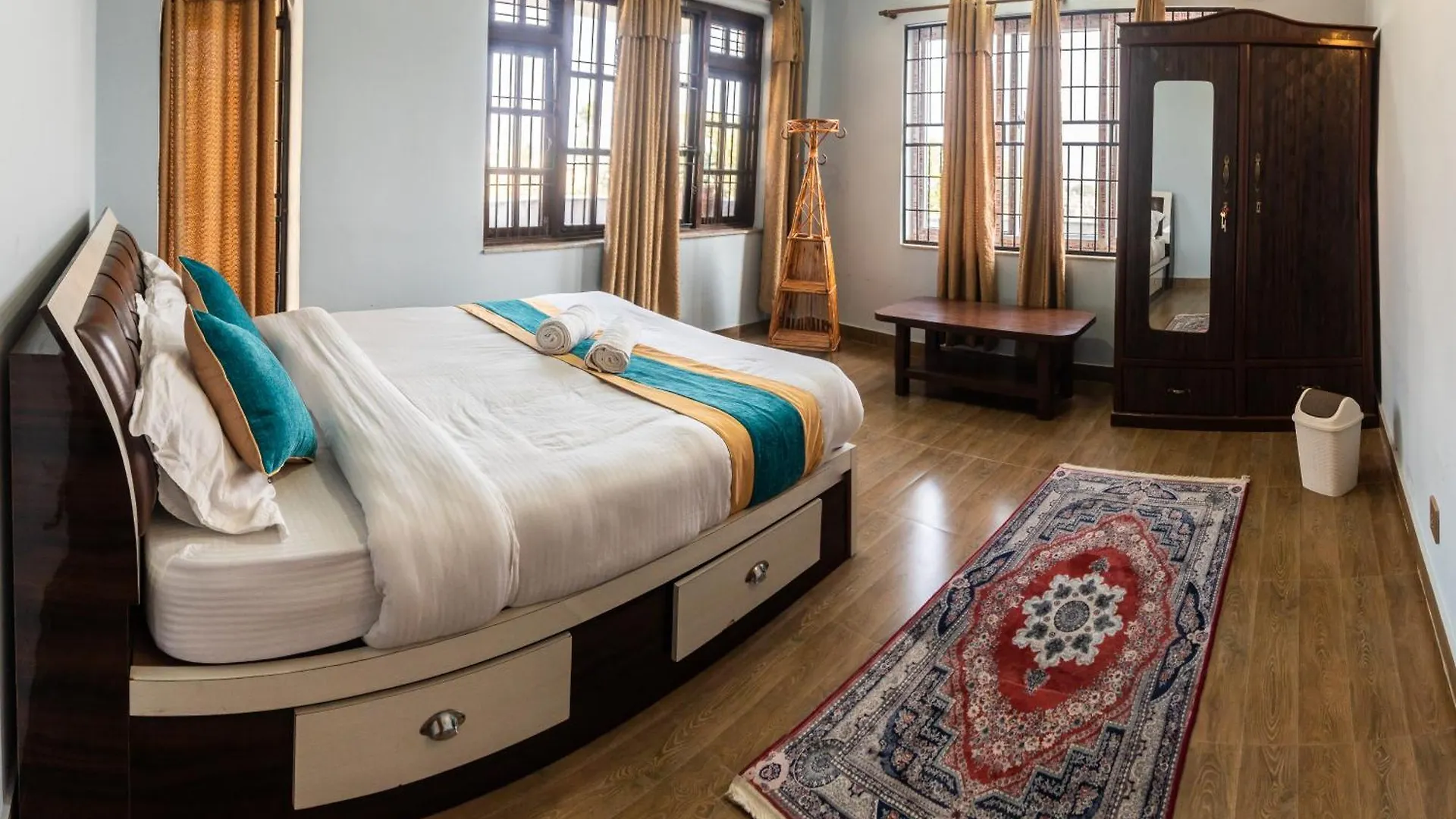 The White House Villa 8 Bedroom With Swimming Pool Catmandu