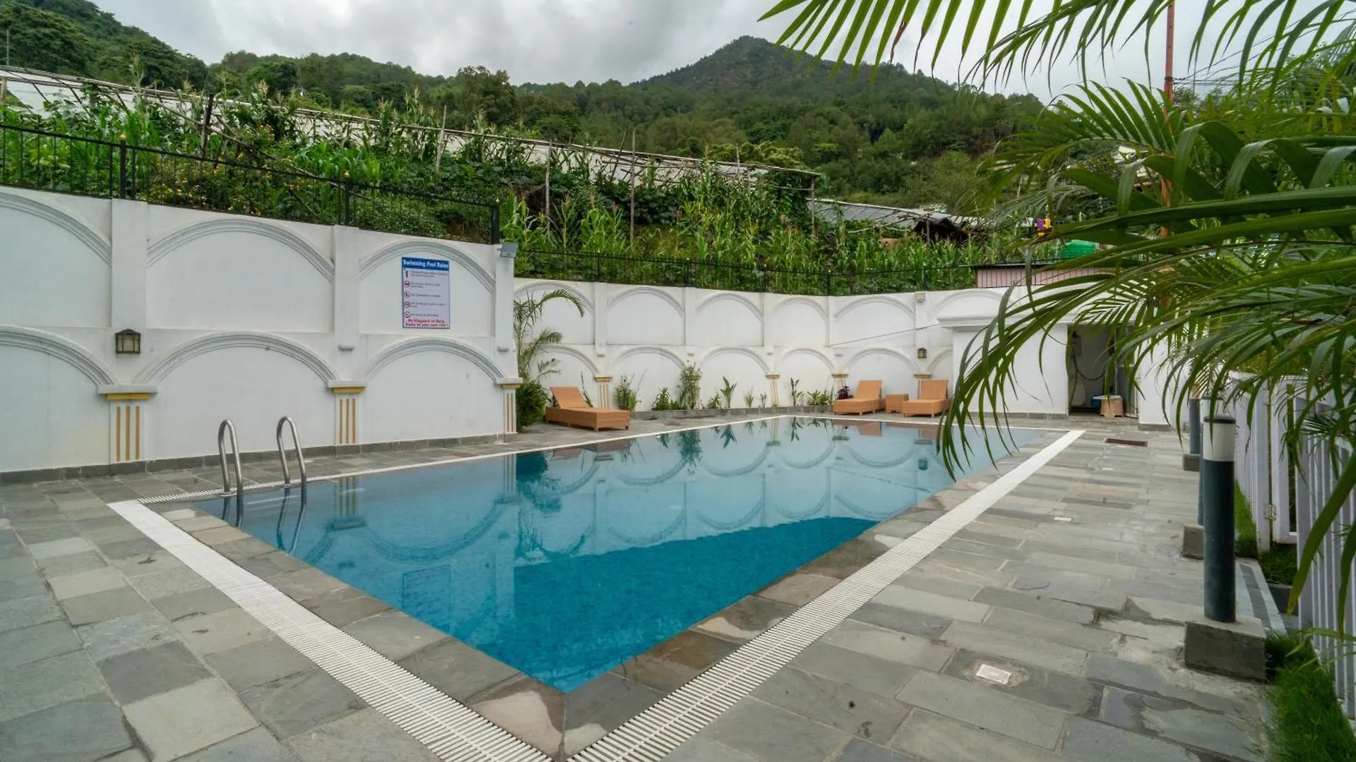 The White House Villa 8 Bedroom With Swimming Pool Catmandu