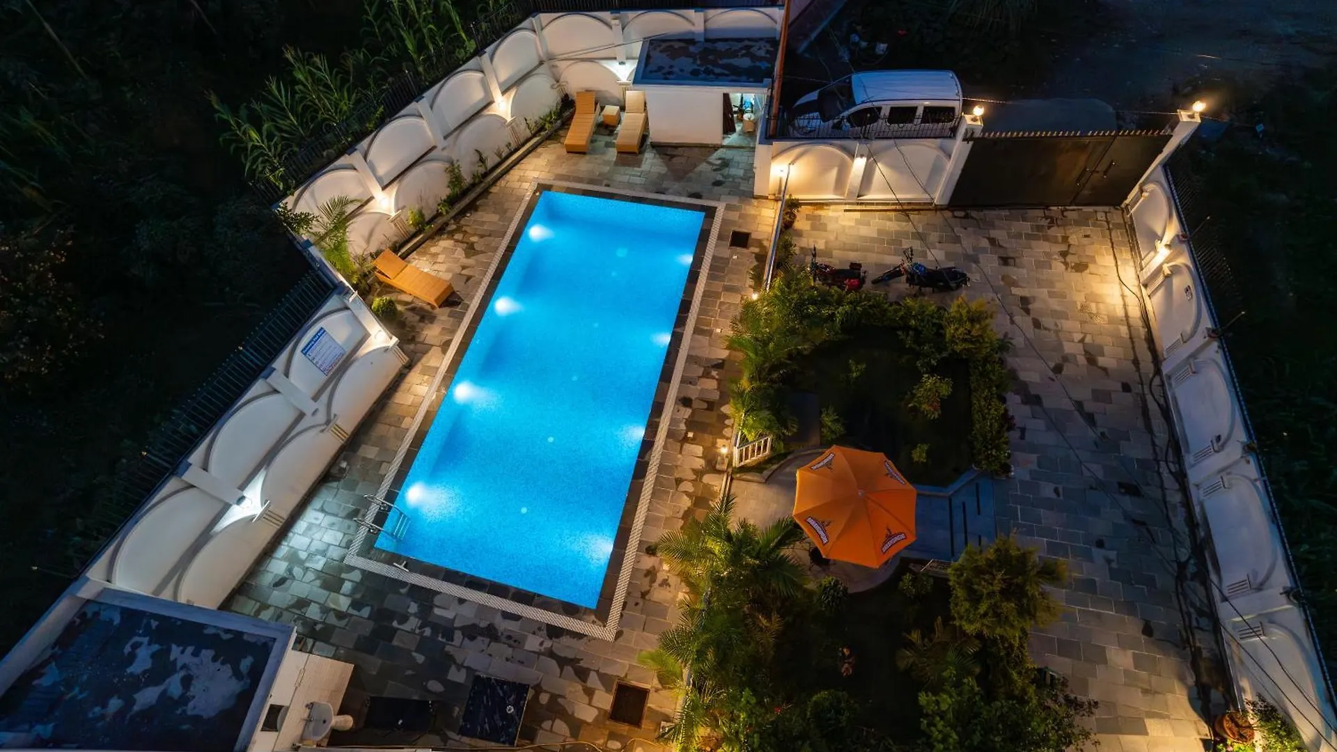 The White House Villa 8 Bedroom With Swimming Pool Catmandu